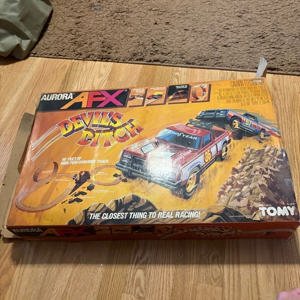 Vintage 1989 Aurora AFX Devil's Ditch Race Track Toys R Us W/ 2 Trucks - Picture 2 of 12